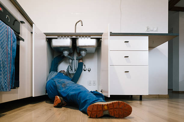 Professional Emergency Plumber technician working in Baltimore, OH